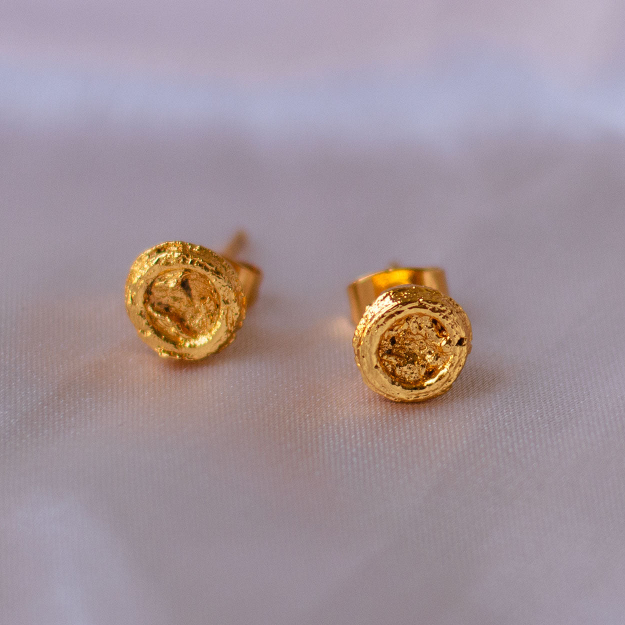 aretes-topo-semilla-eucalipto-inmortalizados-en-bronce-y-oro-24-kilates-diseño-natural-único