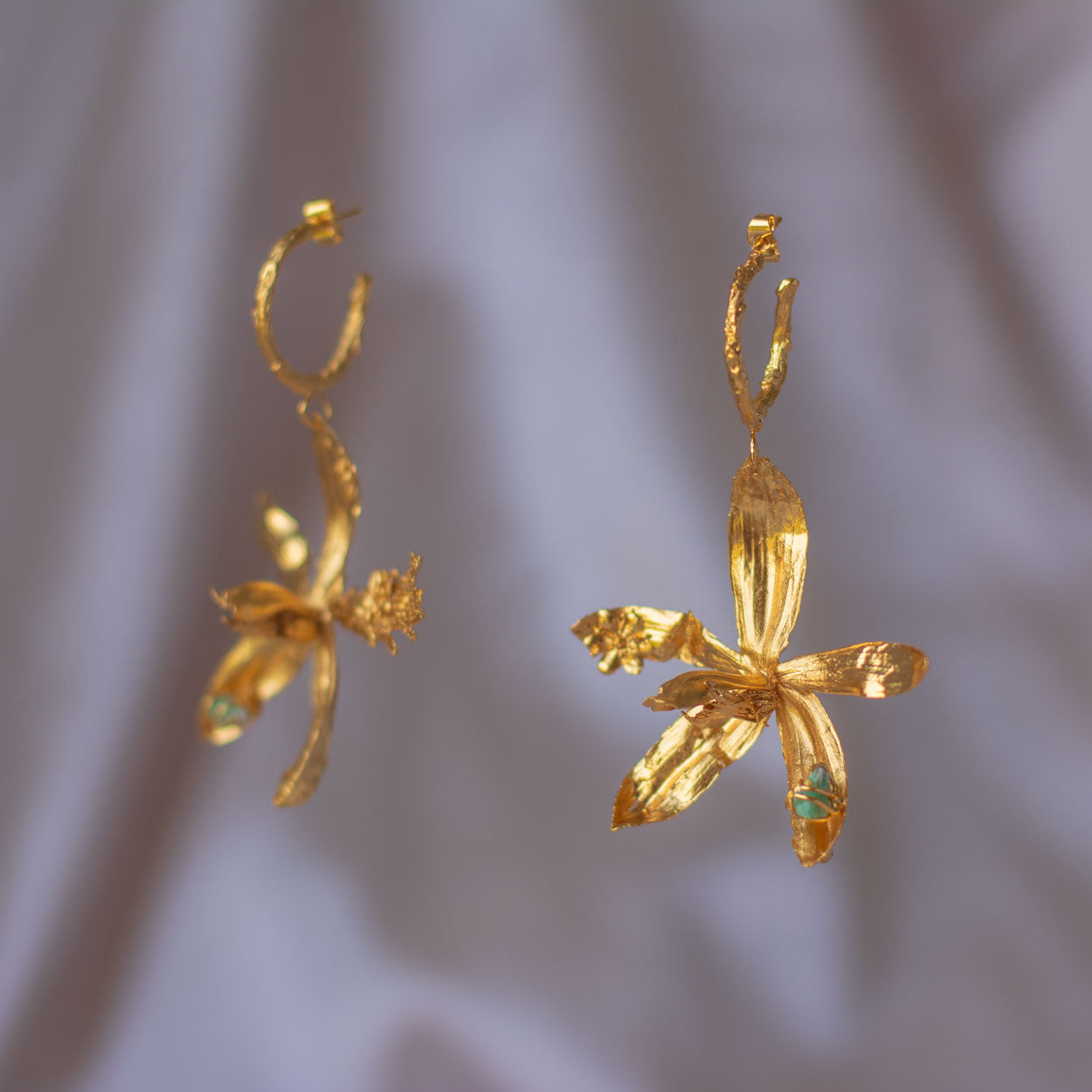 aretes-candonga-orquidea-velo-de-monja-con-morrallas-de-esmeraldas-colombianas-y-oro-24-kilates-diseño-natural-exclusivo