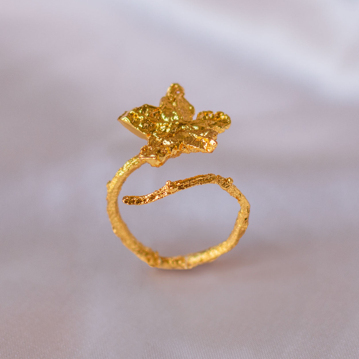 anillo-artesanal-estrella-carambolo-enchapado-en-oro-24-kilates-diseño-único-naturaleza-inmortalizada-joyería-sostenible