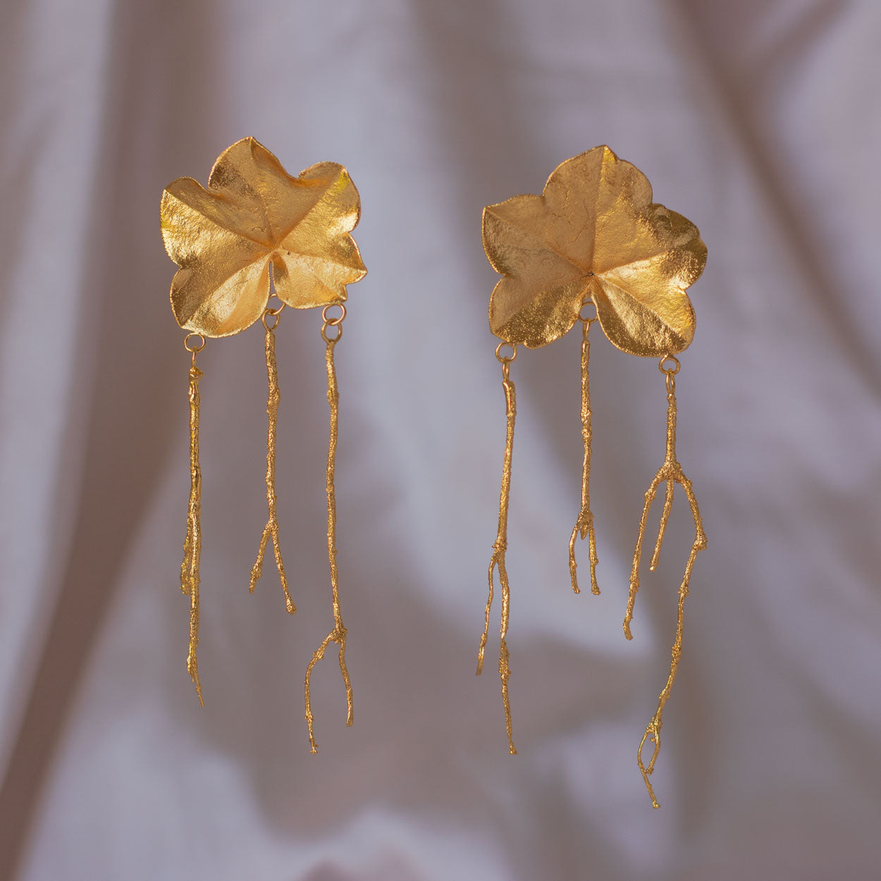aretes-largos-con-hoja-de-hiedra-y-ramitas-de-pino-inmortalizadas-en-bronce-y-bañadas-en-oro-de-24-kilates-diseño-único