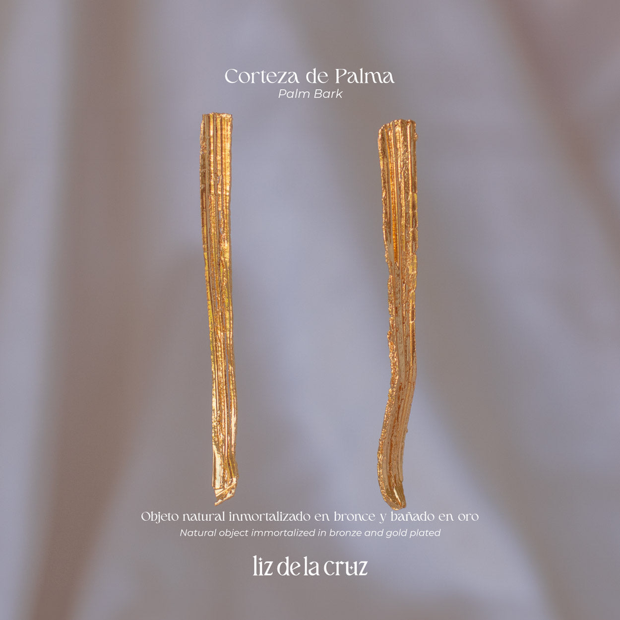 Aretes Corteza Palma Large en bronce con baño de oro de 24k, capturando la textura única de la corteza de palma natural.