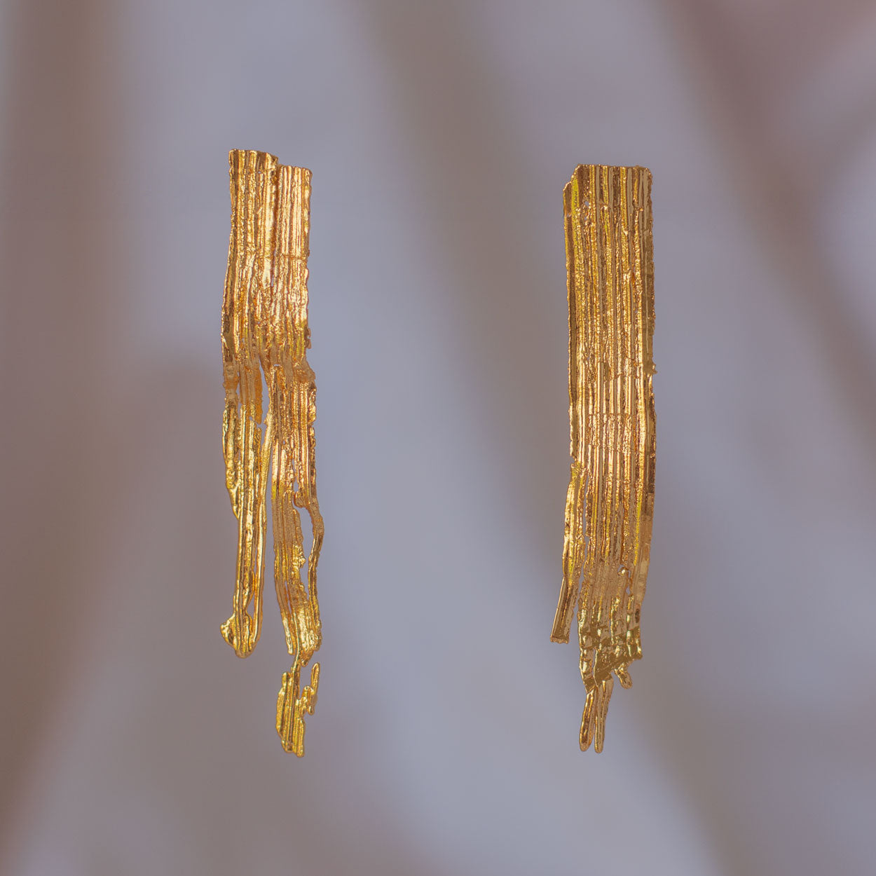 Aretes Corteza Palma Large en bronce con baño de oro de 24k, capturando la textura única de la corteza de palma natural.