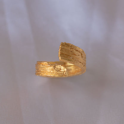 anillo-de-corteza-de-palma-artesanal-enchapado-en-oro-24-kilates-joyería-orgánica-única