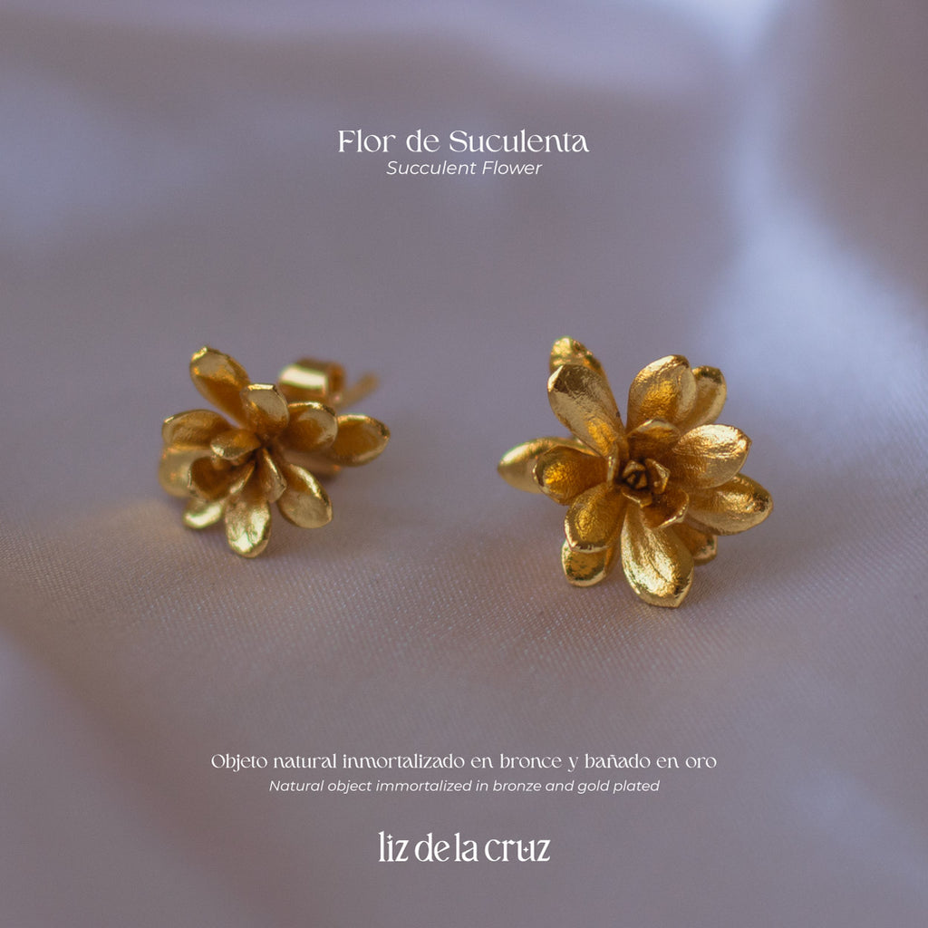 Aretes Topo Flor Suculenta Jade en bronce bañado en oro de 24k, mostrando la forma única y delicada de la flor suculenta natural