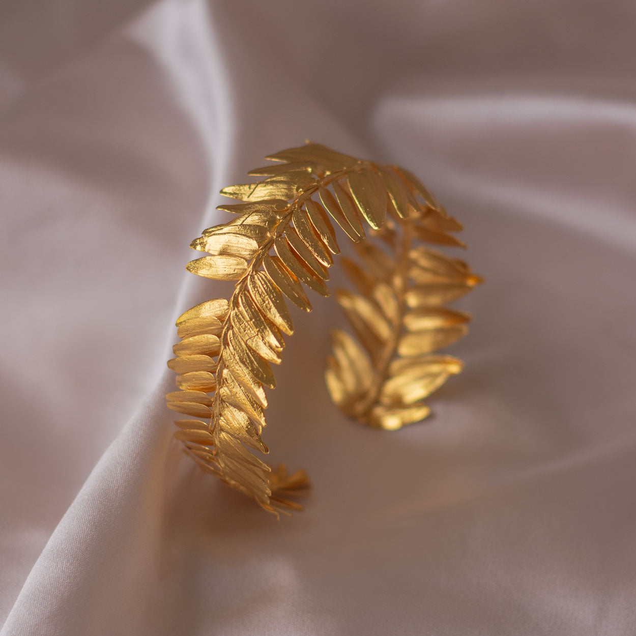 brazalete-artesanal-helecho-romeron-de-hojas-de-pino-en-bronce-enchapado-en-oro-24-kilates-unicidad-y-naturaleza