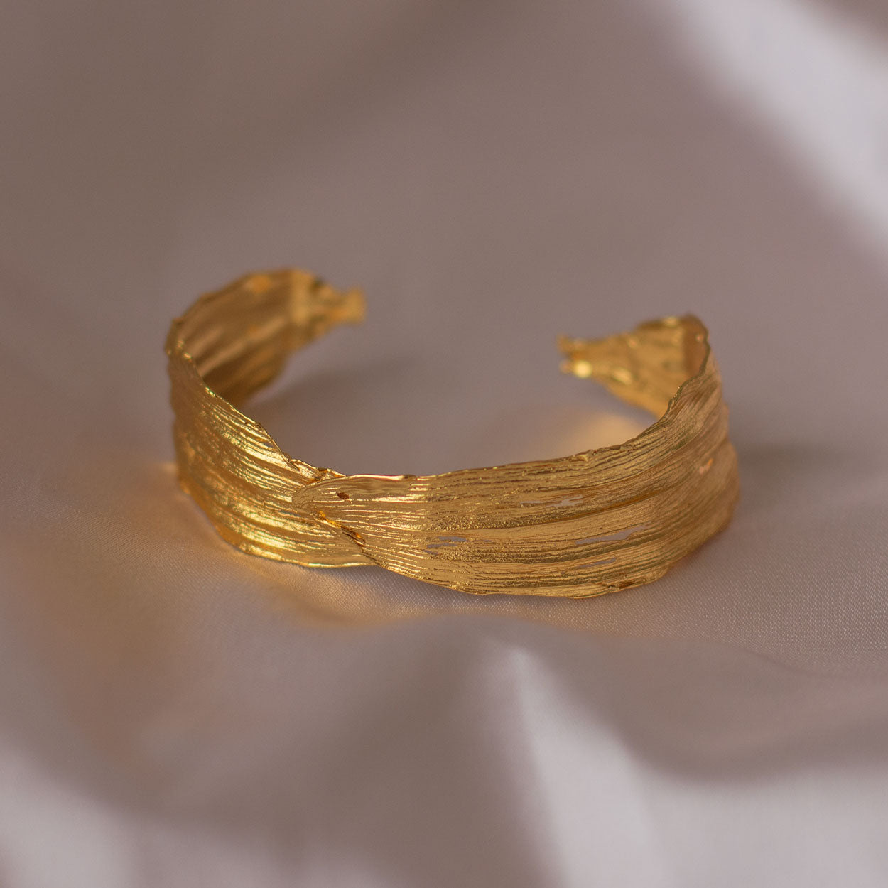 "brazalete-único-hoja-orquídea-cattleya-en-bronce-bañado-en-oro-24-kilates-joyería-orgánica-artesanal"