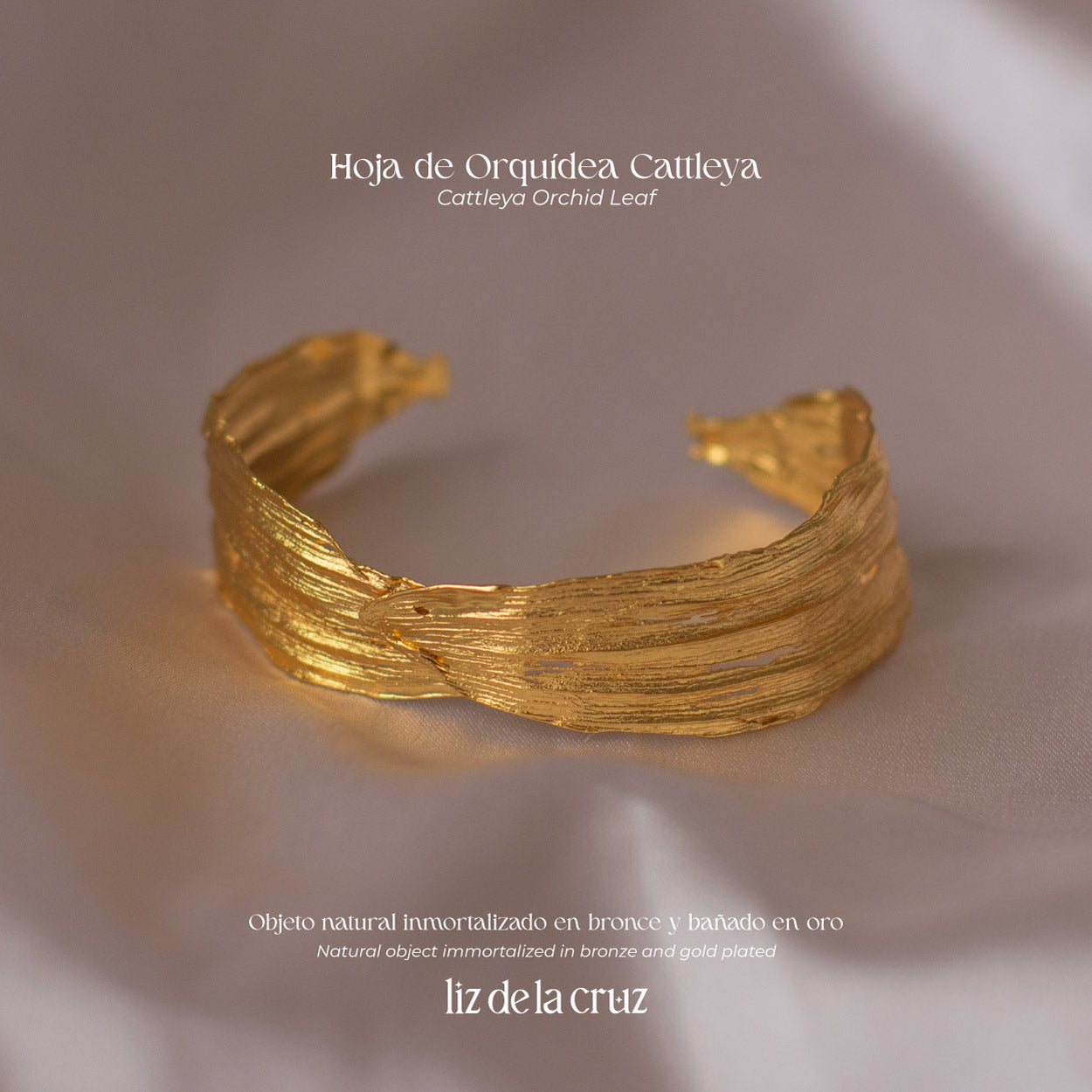 "brazalete-único-hoja-orquídea-cattleya-en-bronce-bañado-en-oro-24-kilates-joyería-orgánica-artesanal"