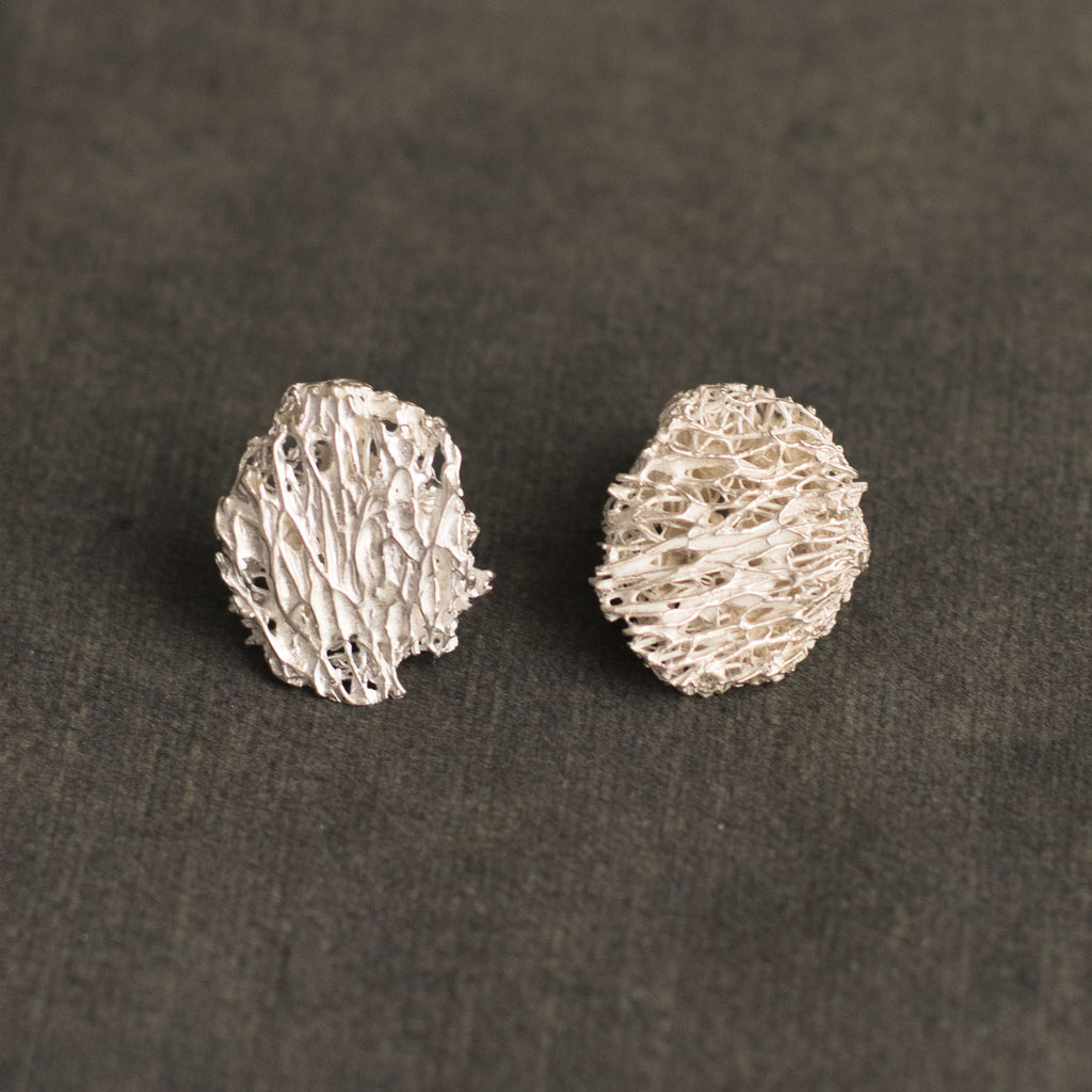 Aretes Topo Luffa Estropajo en plata ecológica, destacando la textura natural de las fibras inmortalizadas.