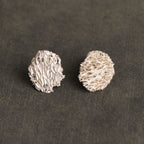 Aretes Topo Luffa Estropajo en plata ecológica, destacando la textura natural de las fibras inmortalizadas.