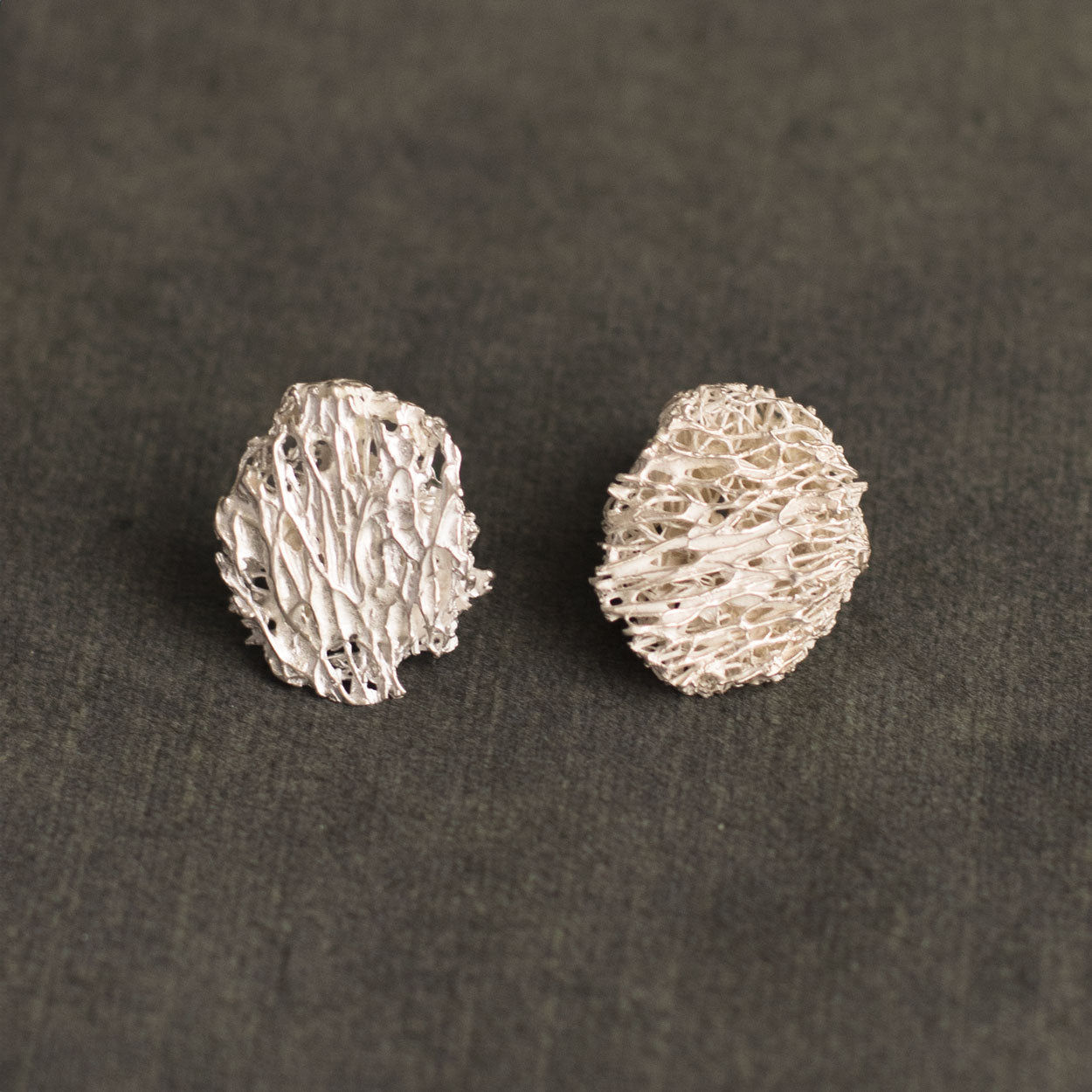 Aretes Topo Luffa Estropajo en plata ecológica, destacando la textura natural de las fibras inmortalizadas.