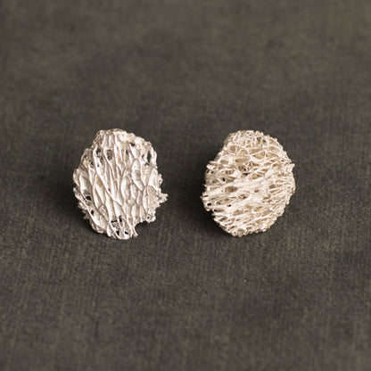 Aretes Topo Luffa Estropajo en plata ecológica, destacando la textura natural de las fibras inmortalizadas.