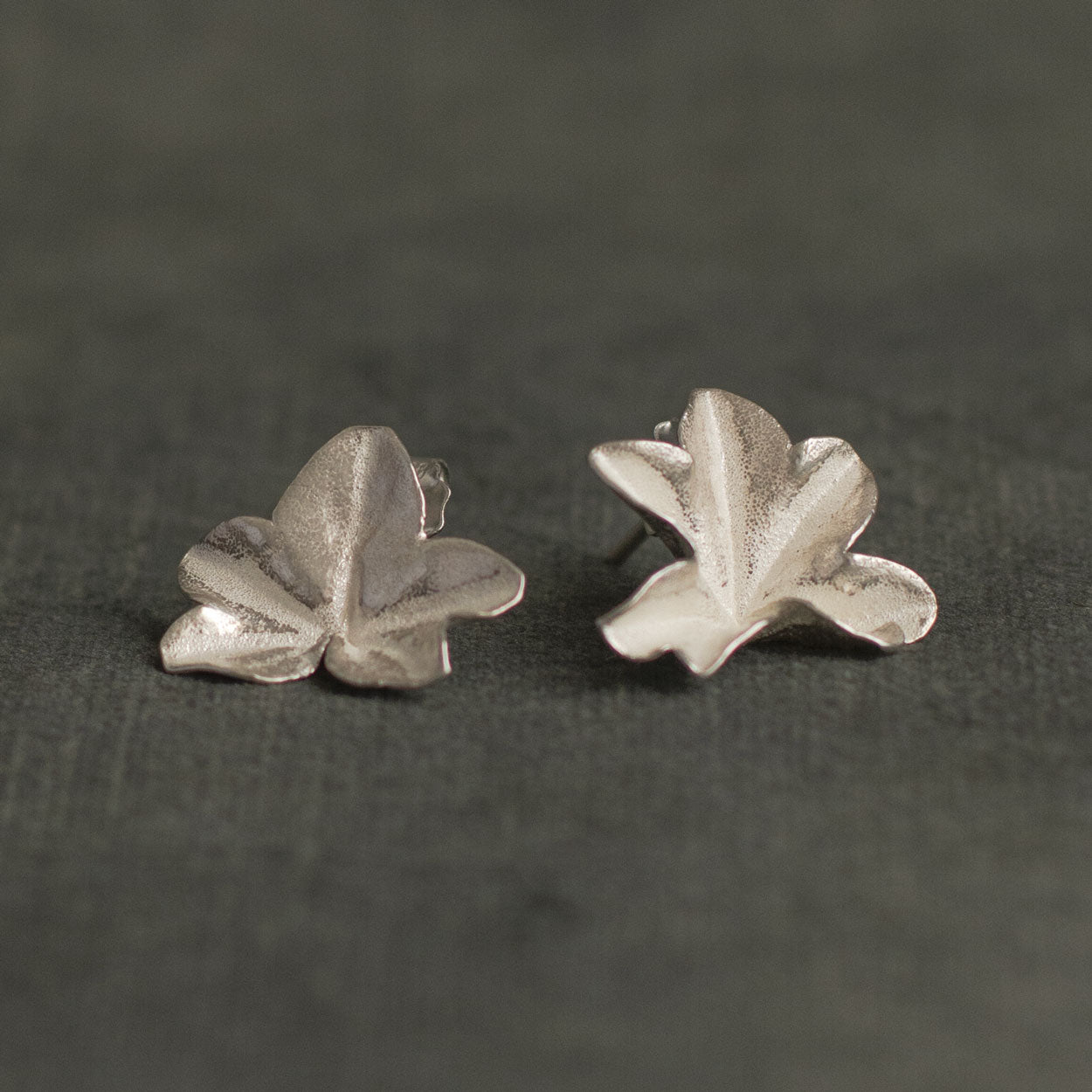 Aretes Topo Hiedra Plata Ecológica, destacando la forma única y delicada de las hojas de hiedra natural, inmortalizadas en plata reciclada