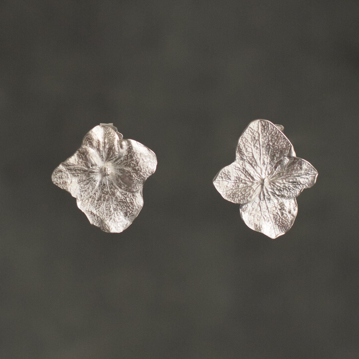 Aretes Topo Hortensia en plata ecológica, representando la singularidad de la flor natural de hortensia inmortalizada.