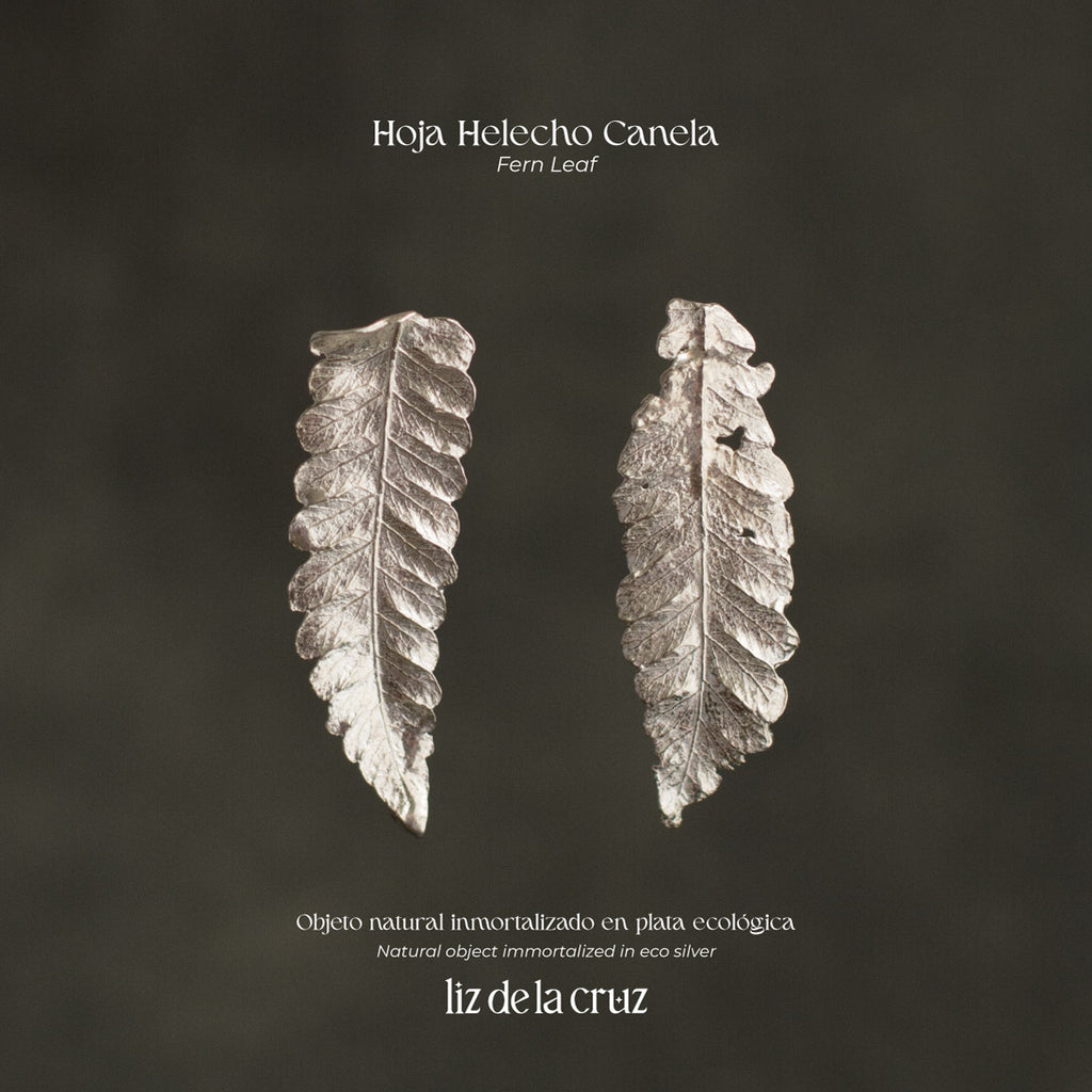 Aretes Topo Helecho Canela en plata ecológica, cada uno mostrando la elegancia única de una hoja natural de helecho de nuestro jardín