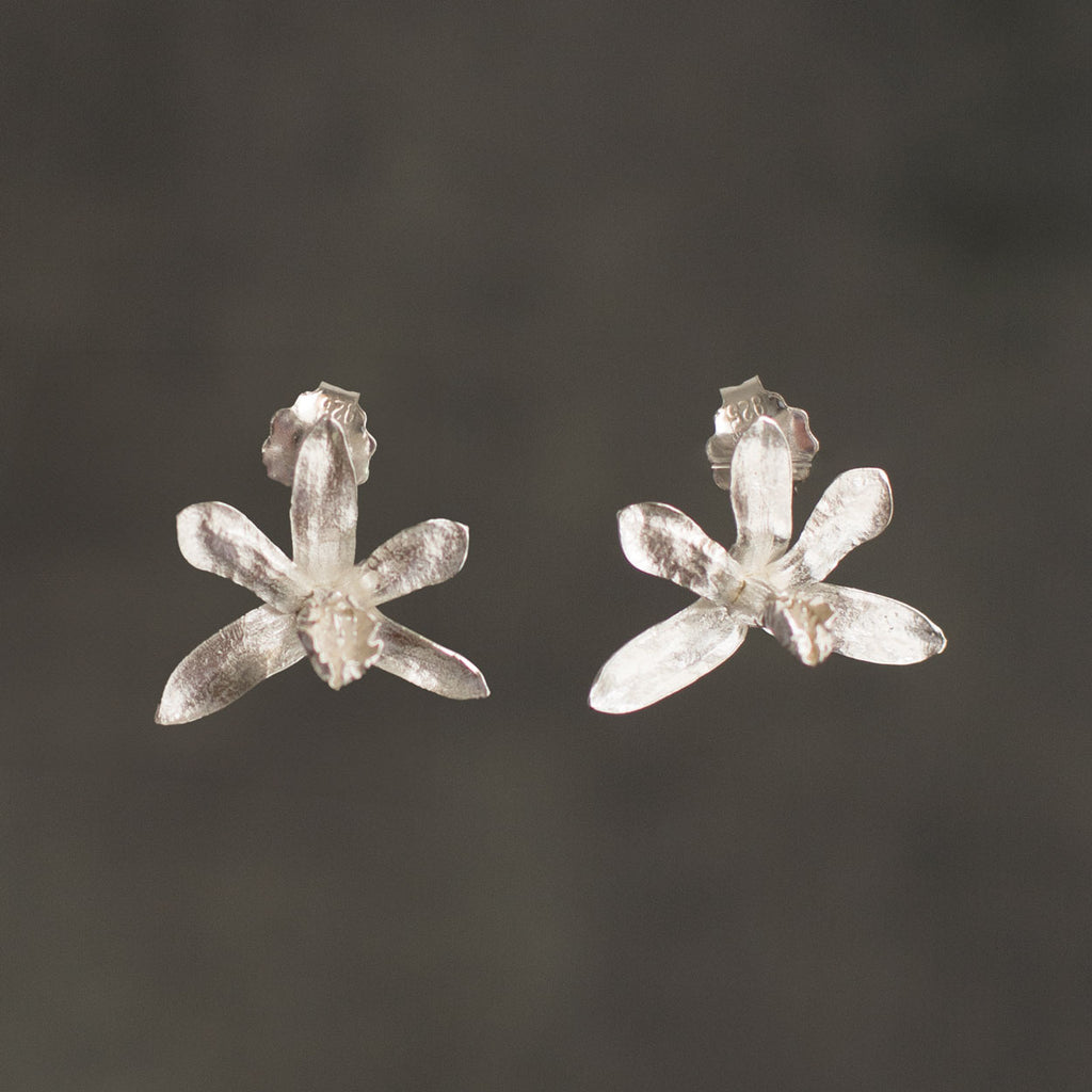 Aretes topo Orquídea Jirafita en plata ecológica diseño natural hecho a mano joyería única sostenible