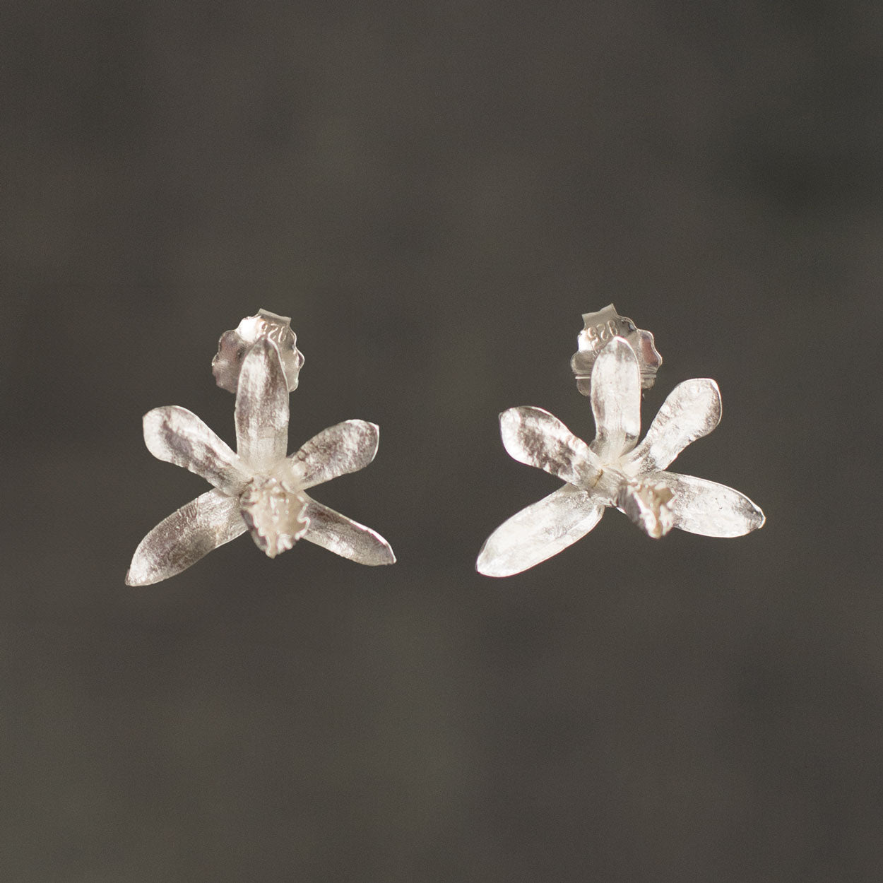 Aretes topo Orquídea Jirafita en plata ecológica diseño natural hecho a mano joyería única sostenible