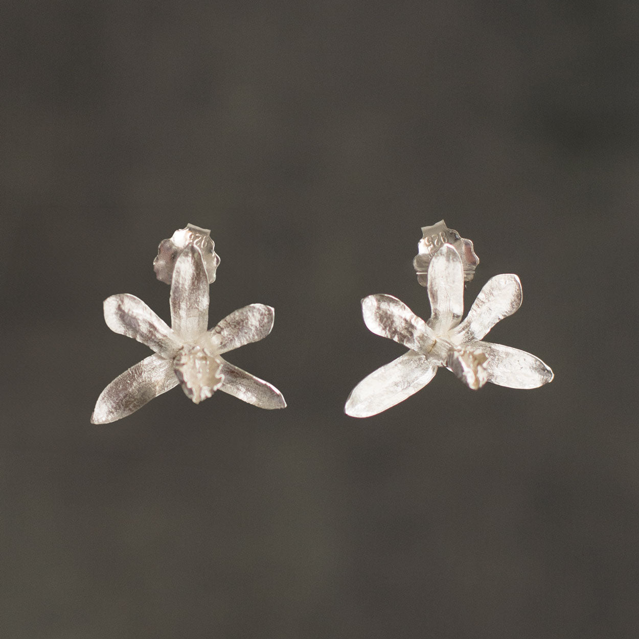 Aretes topo Orquídea Jirafita en plata ecológica diseño natural hecho a mano joyería única sostenible