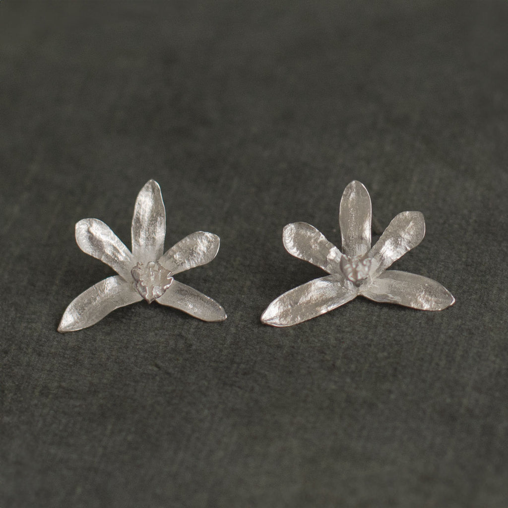 Aretes topo Orquídea Jirafita en plata ecológica diseño natural hecho a mano joyería única sostenible