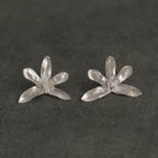 Aretes topo Orquídea Jirafita en plata ecológica diseño natural hecho a mano joyería única sostenible