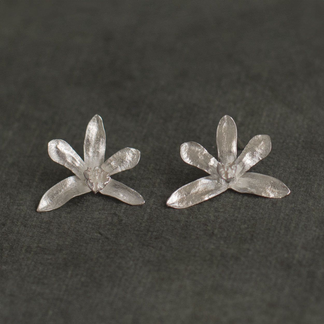 Aretes topo Orquídea Jirafita en plata ecológica diseño natural hecho a mano joyería única sostenible