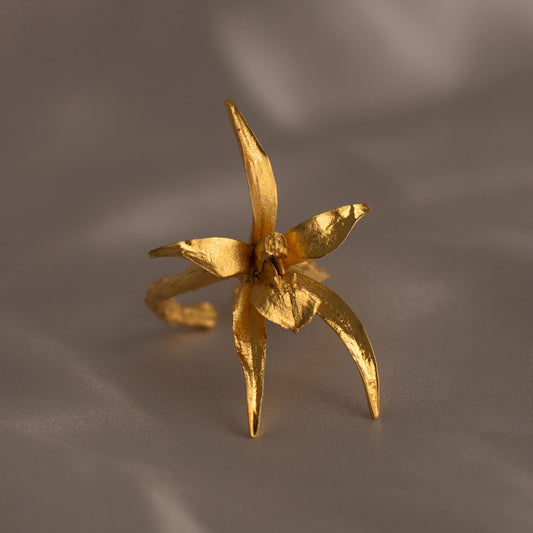 Anillo Orquidea Epidendrum artesanal, con cada flor natural inmortalizada en bronce y realzada con oro de 24k