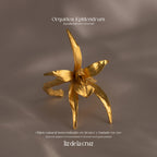 Anillo Orquidea Epidendrum artesanal, con cada flor natural inmortalizada en bronce y realzada con oro de 24k