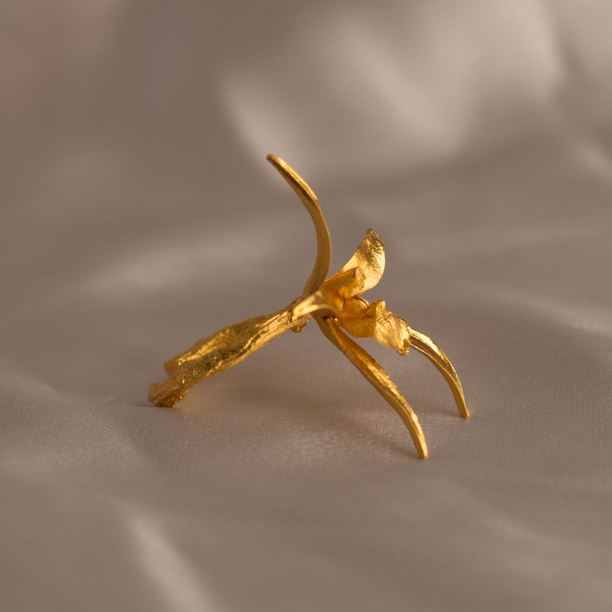 Anillo Orquidea Epidendrum artesanal, con cada flor natural inmortalizada en bronce y realzada con oro de 24k