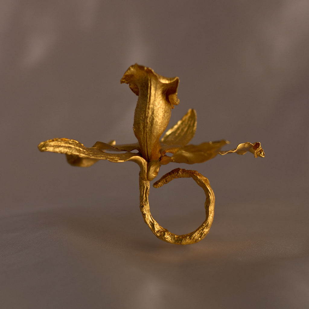 Anillo Orquídea Cattleya en bronce bañado en oro de 24k, mostrando la forma exquisita de una flor natural cultivada en las montañas de Cundinamarca