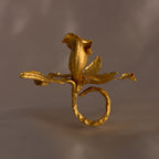 Anillo Orquídea Cattleya en bronce bañado en oro de 24k, mostrando la forma exquisita de una flor natural cultivada en las montañas de Cundinamarca