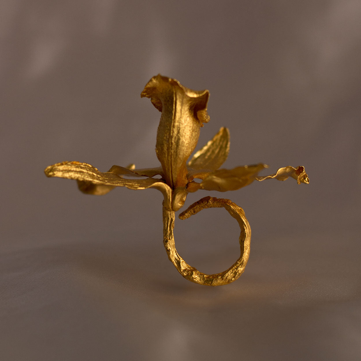 Anillo Orquídea Cattleya en bronce bañado en oro de 24k, mostrando la forma exquisita de una flor natural cultivada en las montañas de Cundinamarca
