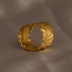 Anillo Entero Helecho Canela en bronce con baño de oro de 24k, reflejando la forma única de un helecho natural de nuestro jardín