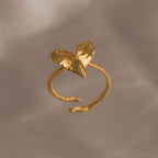 Anillo Hoja Myrtus Corazón en plata ecológica y bronce bañado en oro de 24k, representando la forma única de una hoja recolectada en Cúcuta