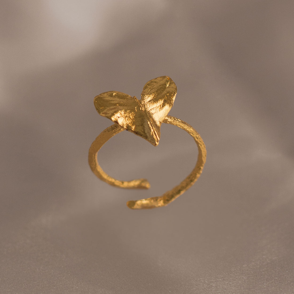 Anillo Hoja Myrtus Corazón en plata ecológica y bronce bañado en oro de 24k, representando la forma única de una hoja recolectada en Cúcuta