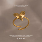 Anillo Hoja Myrtus Corazón en plata ecológica y bronce bañado en oro de 24k, representando la forma única de una hoja recolectada en Cúcuta