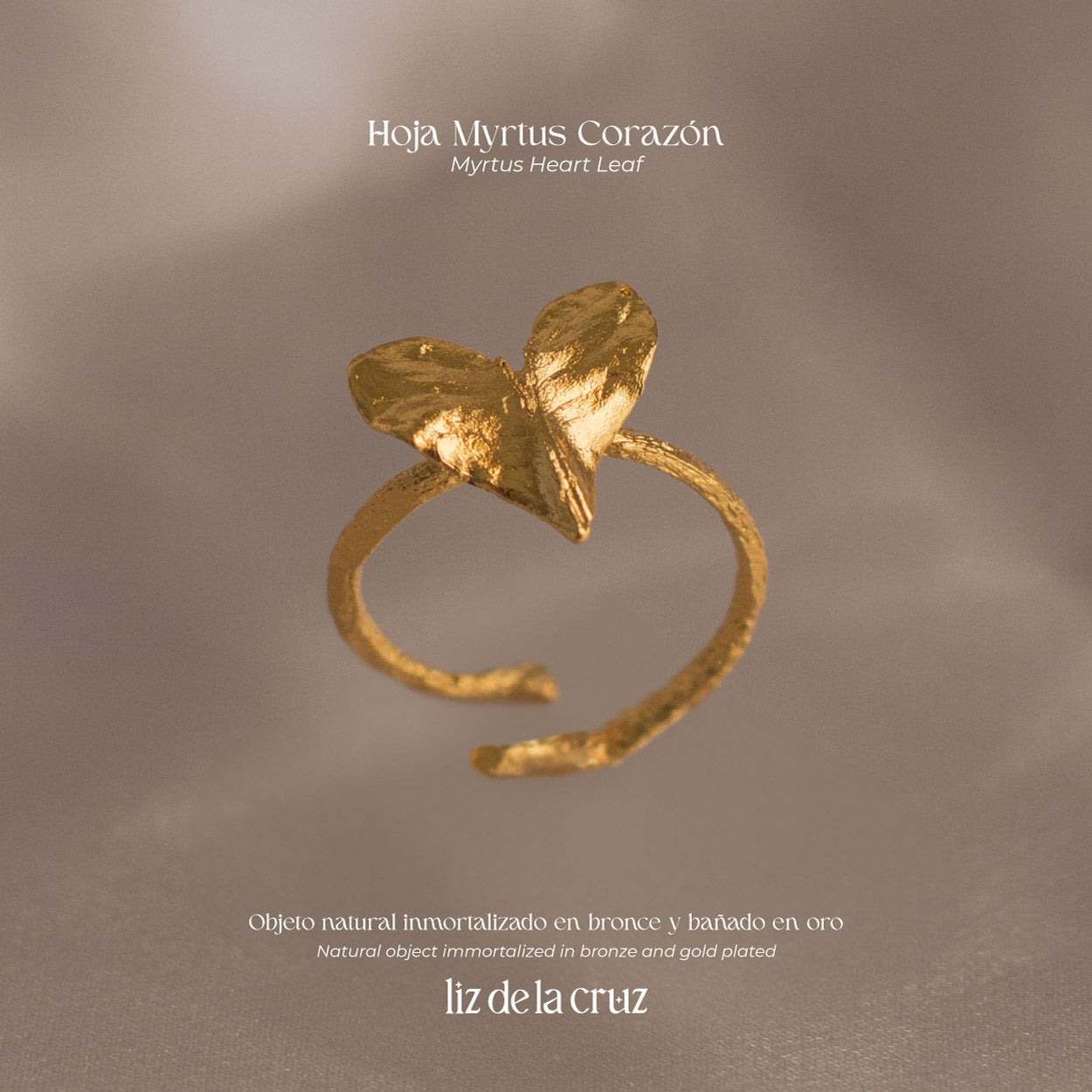 Anillo Hoja Myrtus Corazón en plata ecológica y bronce bañado en oro de 24k, representando la forma única de una hoja recolectada en Cúcuta