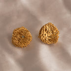 Aretes Luffa Estropajo Esmeralda en bronce con baño de oro de 24k, destacando esmeraldas colombianas y la textura única de la fibra natural