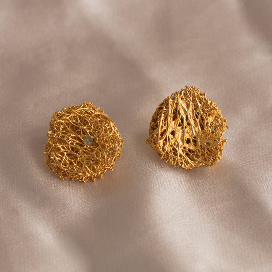 Aretes Luffa Estropajo Esmeralda en bronce con baño de oro de 24k, destacando esmeraldas colombianas y la textura única de la fibra natural