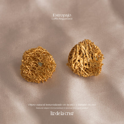 Aretes Luffa Estropajo Esmeralda en bronce con baño de oro de 24k, destacando esmeraldas colombianas y la textura única de la fibra natural