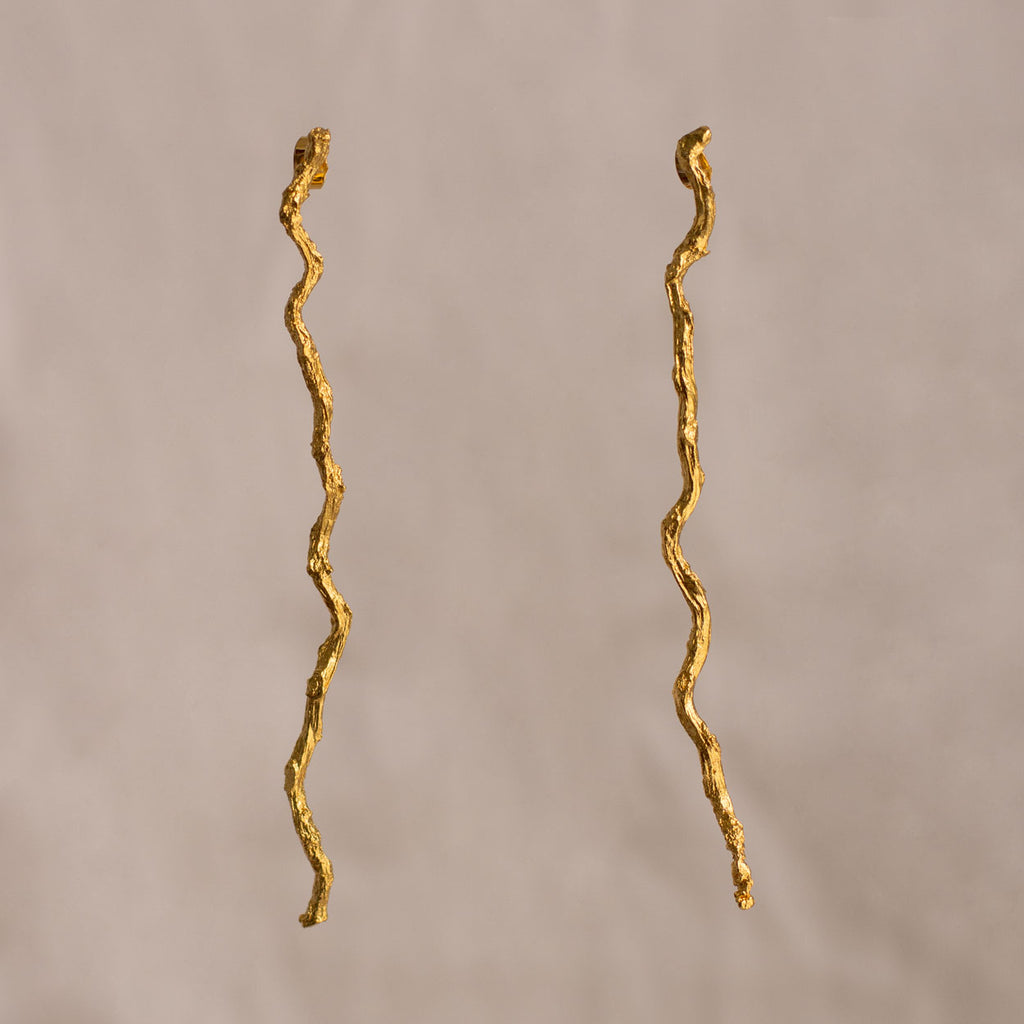 Aretes Large Ramita Palma Coco en bronce bañado en oro de 24k, con diseño natural
