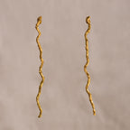 Aretes Large Ramita Palma Coco en bronce bañado en oro de 24k, con diseño natural
