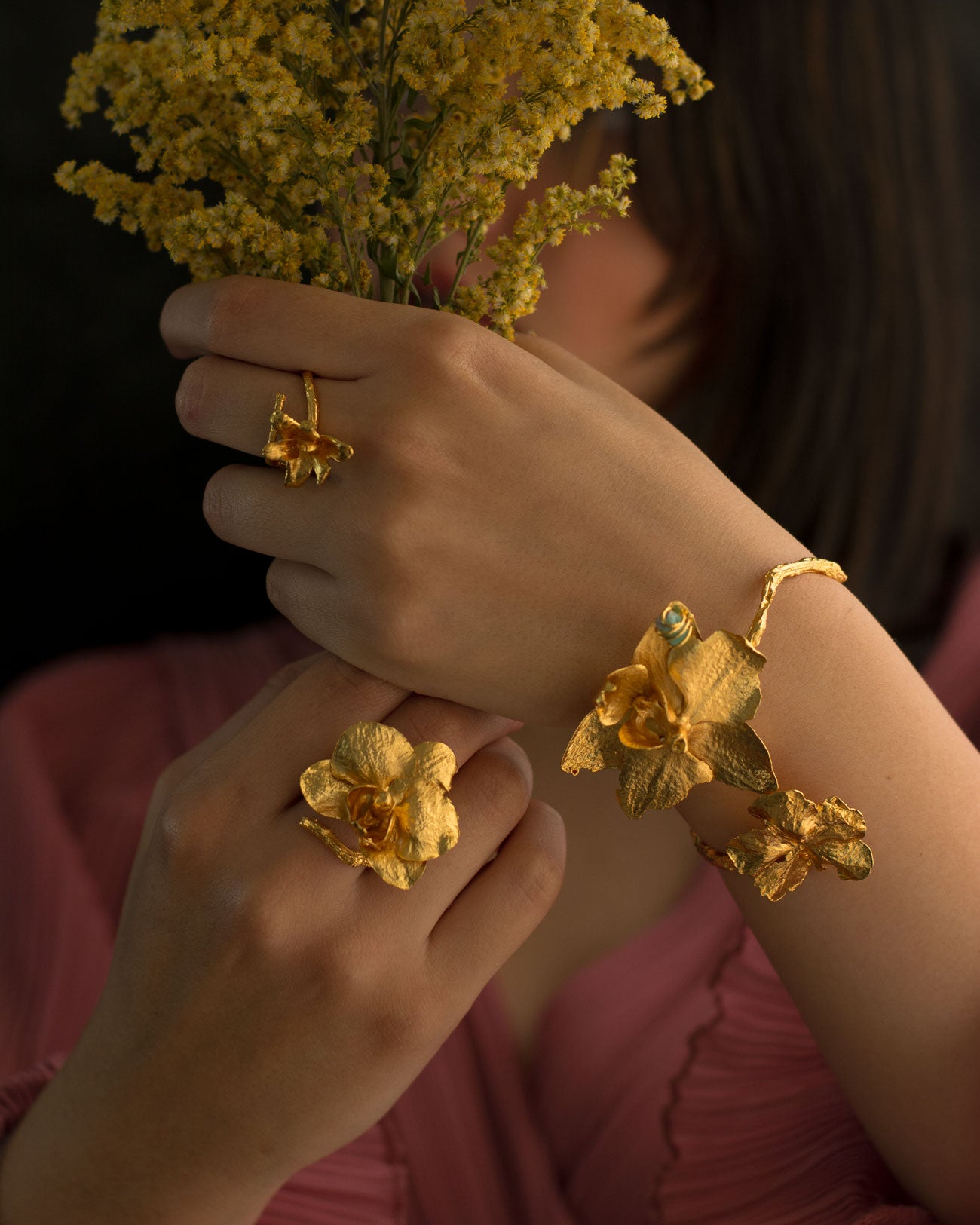 Brazalete Orquídea Phalaenopsis Hortensia Esmeralda en bronce bañado en oro de 24k, adornado con una esmeralda colombiana, que representa la unión de elementos naturales únicos