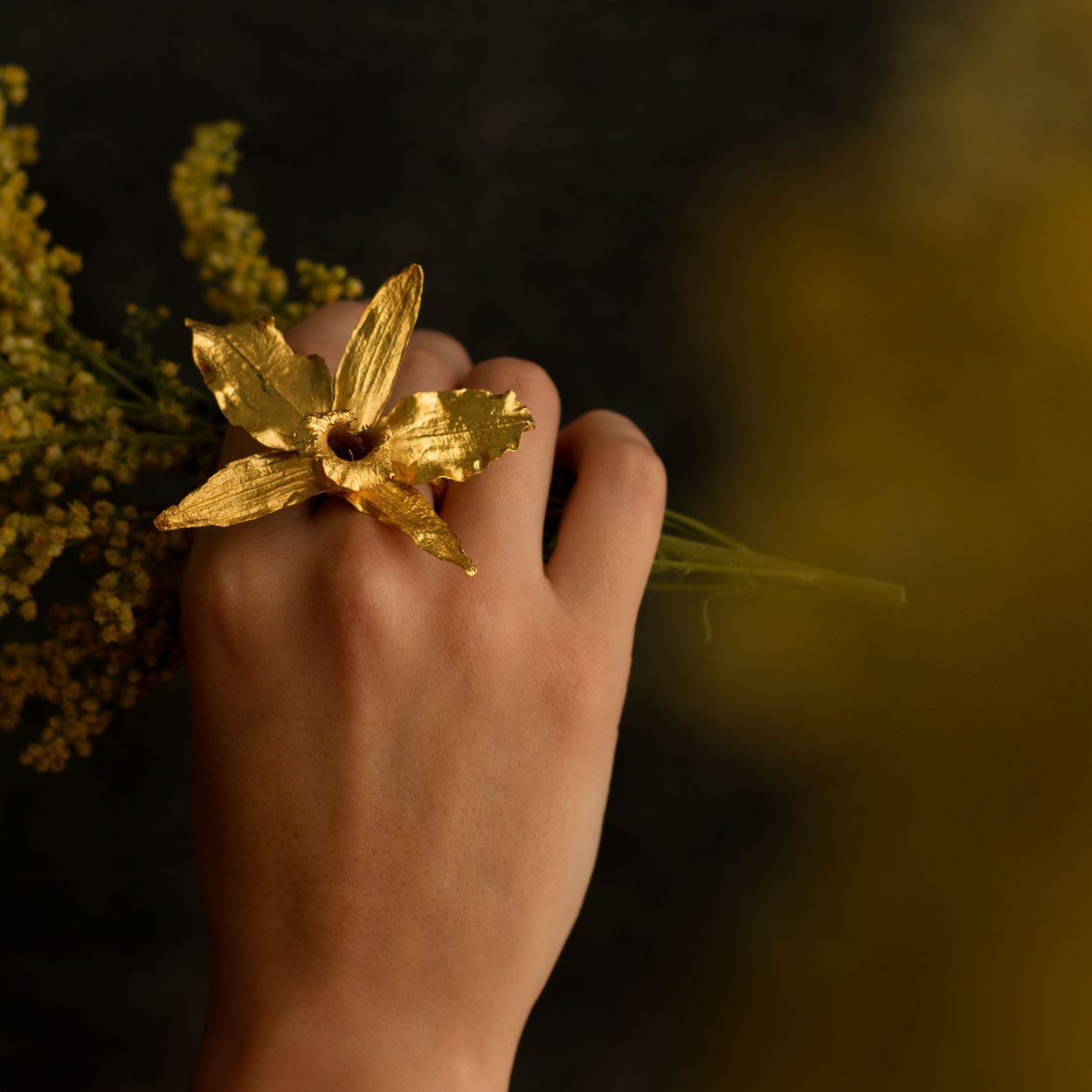 Anillo Orquídea Cattleya en bronce bañado en oro de 24k, mostrando la forma exquisita de una flor natural cultivada en las montañas de Cundinamarca