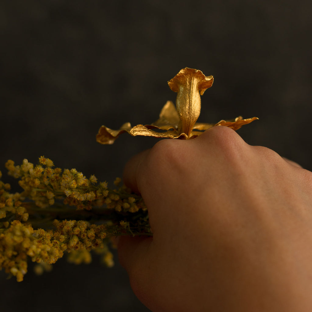 Anillo Orquídea Cattleya en bronce bañado en oro de 24k, mostrando la forma exquisita de una flor natural cultivada en las montañas de Cundinamarca