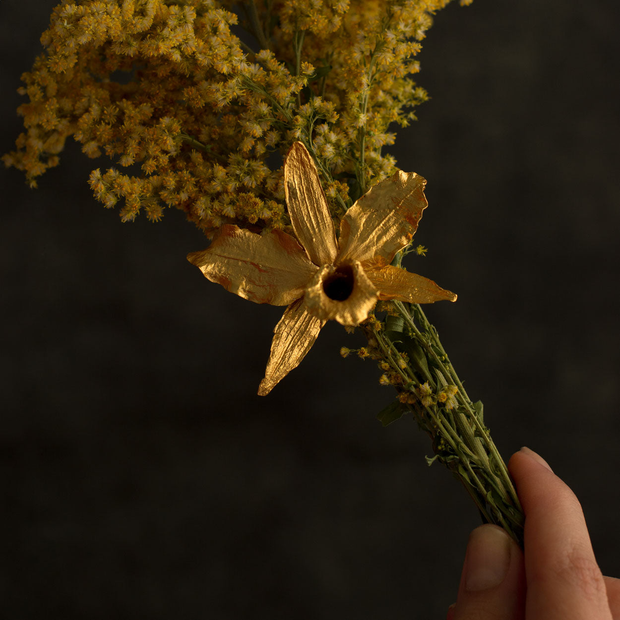 Anillo Orquídea Cattleya en bronce bañado en oro de 24k, mostrando la forma exquisita de una flor natural cultivada en las montañas de Cundinamarca