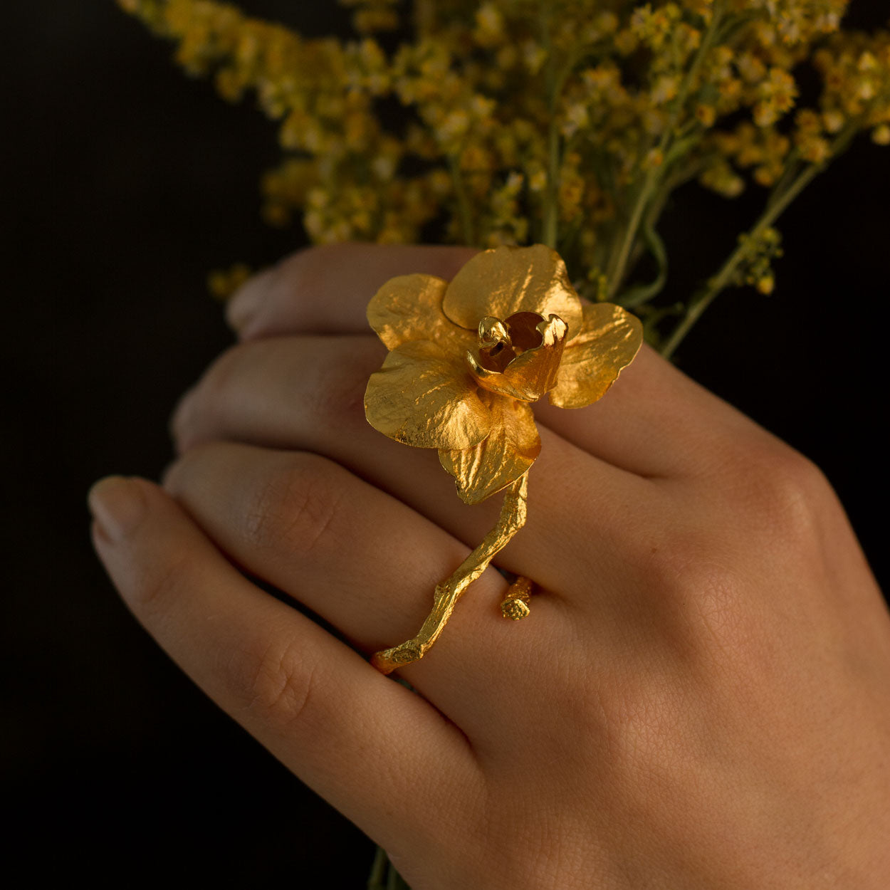 Anillo Ramita Orquídea Phalaenopsis Baby Large en bronce bañado en oro de 24k, destacando la combinación única de flores y ramitas naturales