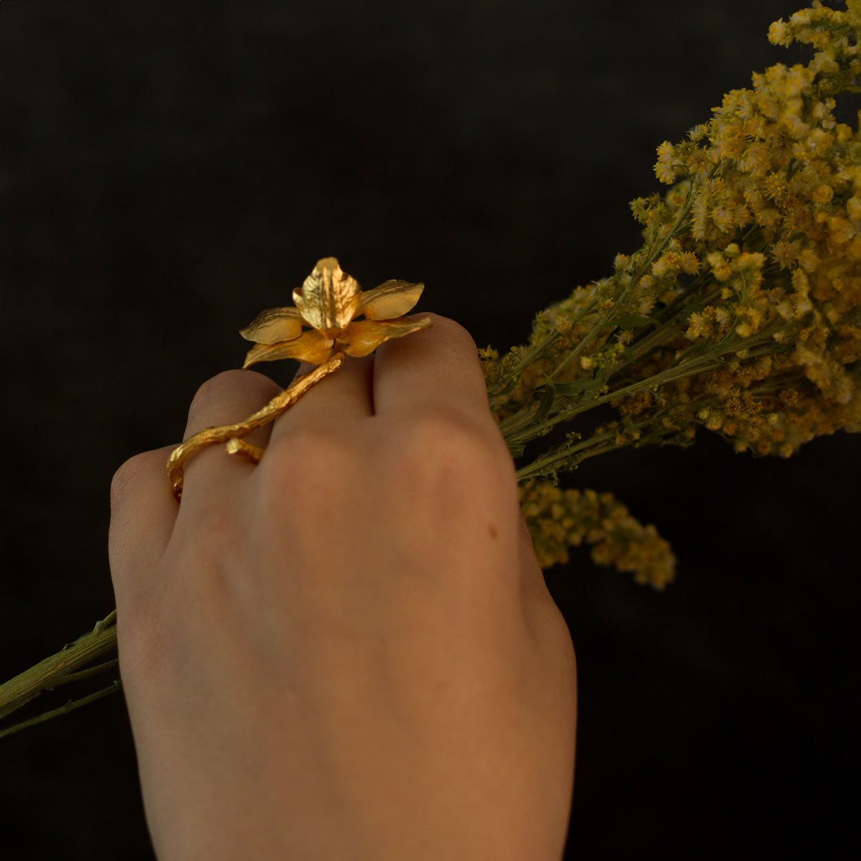 Anillo Ramita Orquídea Phalaenopsis Baby Large en bronce bañado en oro de 24k, destacando la combinación única de flores y ramitas naturales