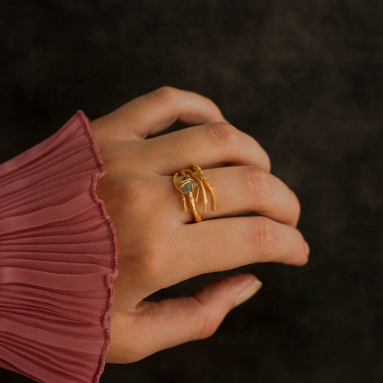 Anillo Ramita Ramificada en bronce bañado en oro de 24k, mostrando la estructura única y compleja de una ramita natural