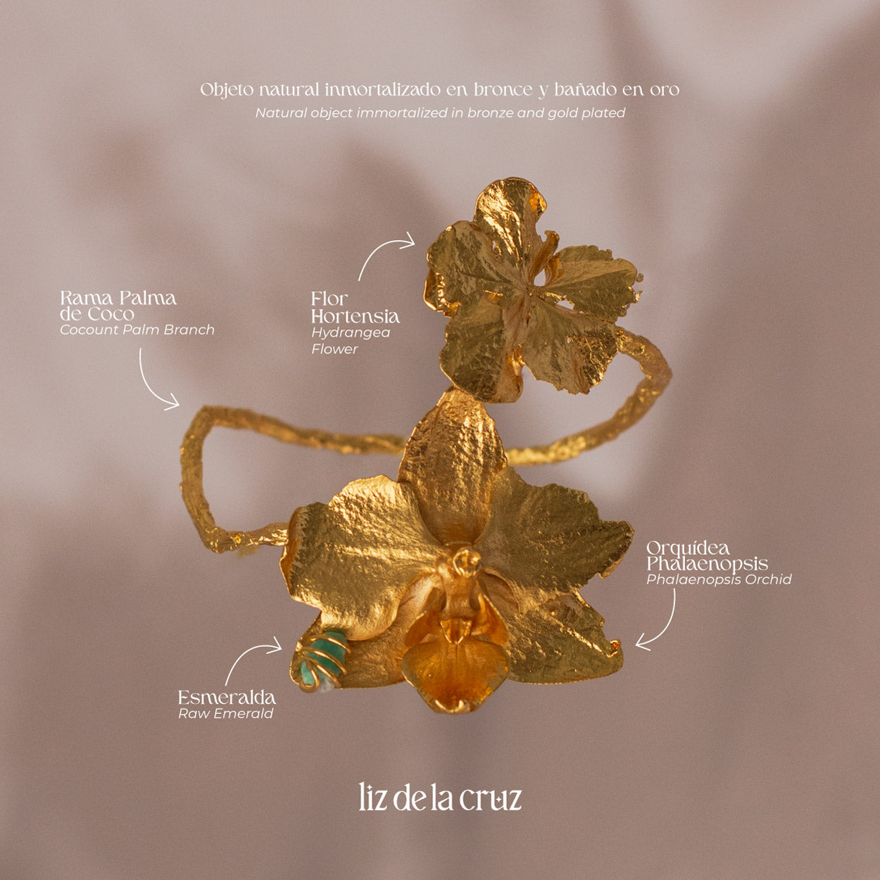 Brazalete Orquídea Phalaenopsis Hortensia Esmeralda en bronce bañado en oro de 24k, destacando flores naturales y una esmeralda colombiana