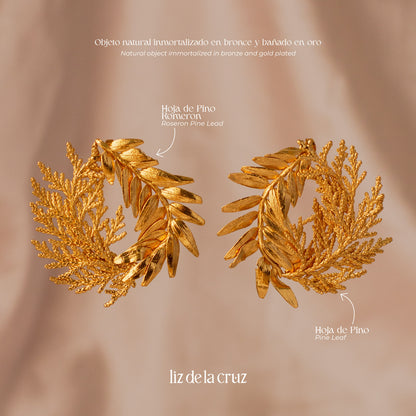 Aretes Romeron Hoja Pino Espiral en bronce bañado en oro de 24k, mostrando la forma única de hojas naturales de pino romerón y ciprés.