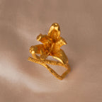 Anillo Orquídea Maxilaria en bronce bañado en oro de 24k, mostrando la forma delicada y única de una flor natural de orquídea
